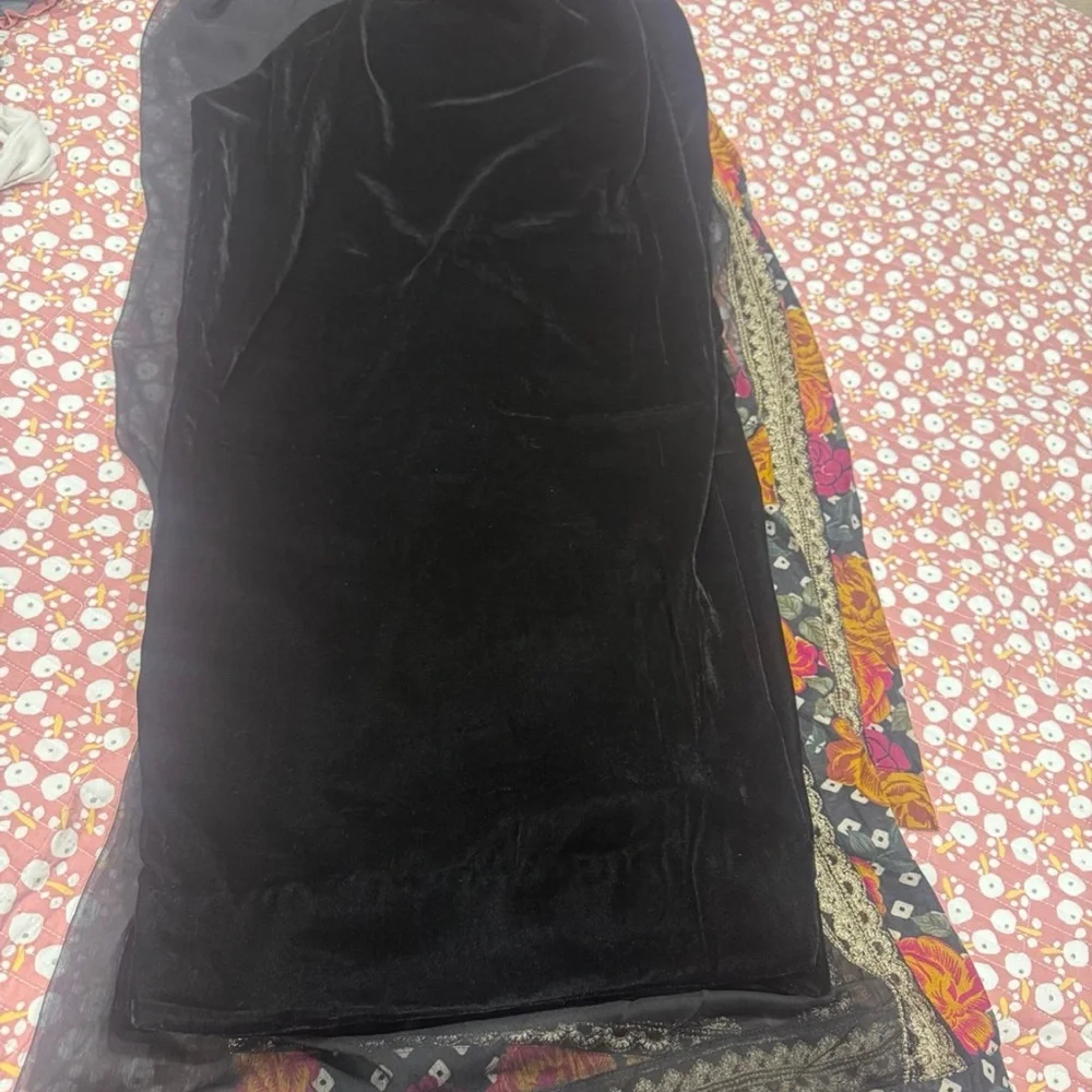 Embroidered Black Velvet Kaftan - Picture 5 of 6